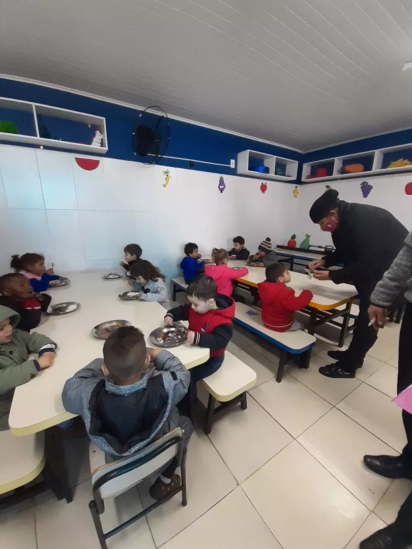 Mesa e bancos para o refeitório infantil